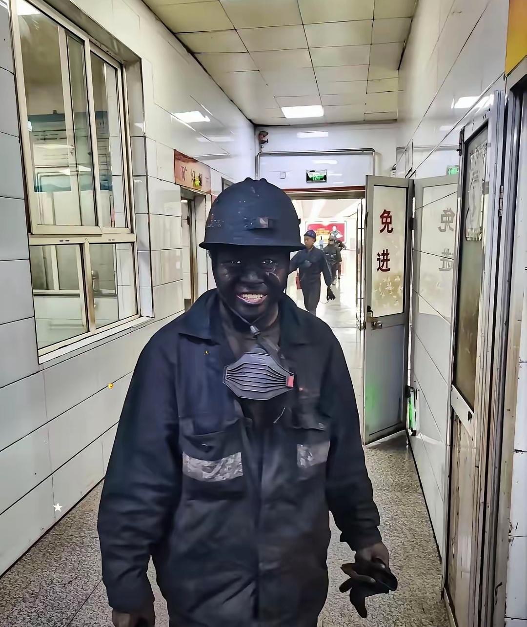 煤矿那么危险，为啥还有人干？答案很现实——钱。在老家干建筑，一天260，冬天