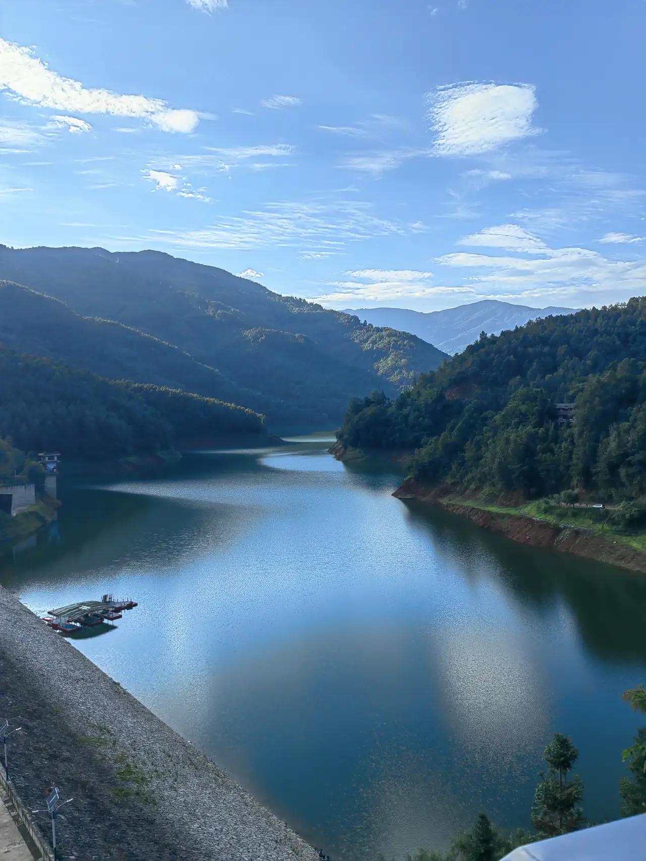 黄仁勋:世界顶级富豪做生意也一样。只要给我生意做，谁的马屁都可以拍，这才是生意人