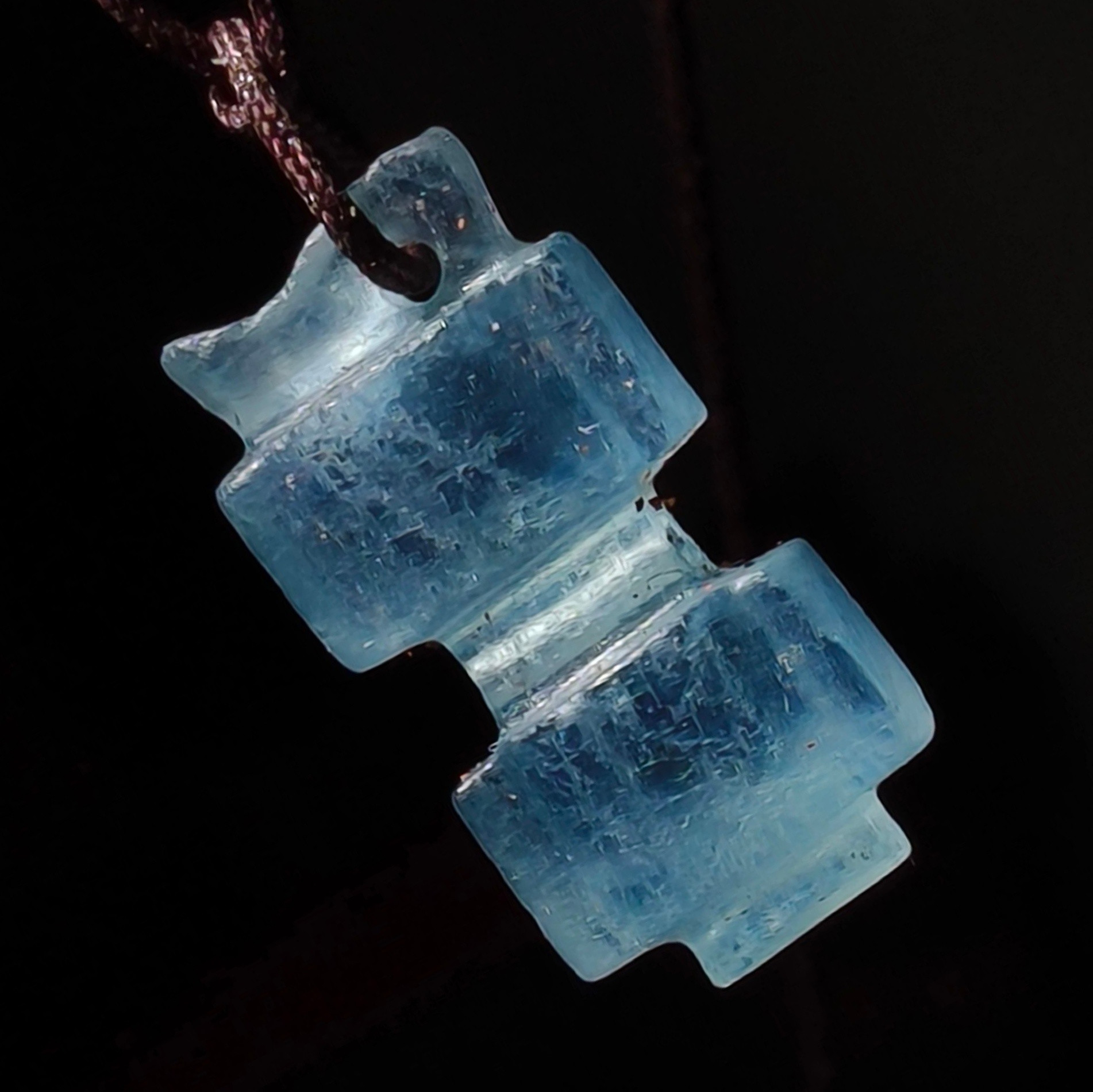 高古玉汉代司南佩，材料；海蓝宝石。海蓝宝石，现代市场价格比较稳定，与红宝石，