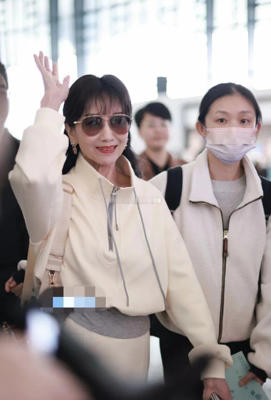 赵雅芝结束了杭州的工作准备回香港了，路人镜头下她的褶子多了一层，尤其颈纹和手背，