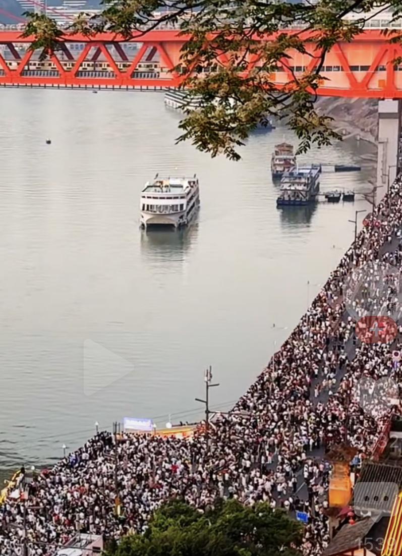 放假，估计大部分人都想出去挤一挤，否则出去就没意义，尤其重庆洪洞崖！别说五一