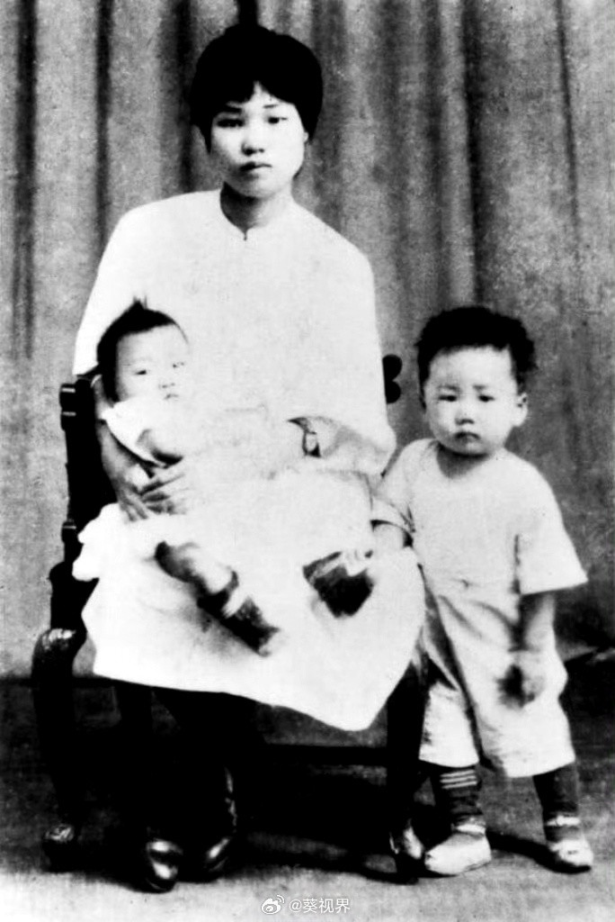 终于有人填平了那张照片里百年的缺憾——画家用温柔的笔触，将教员请回了妻儿身旁。与