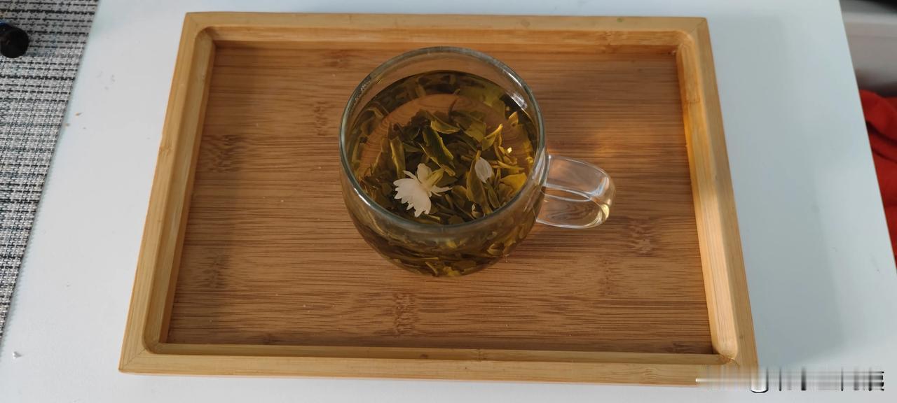 老北京人就喜欢喝茉莉花茶。泡上一杯茶，闻着淡淡的茉莉花香，就想起了小时候。天