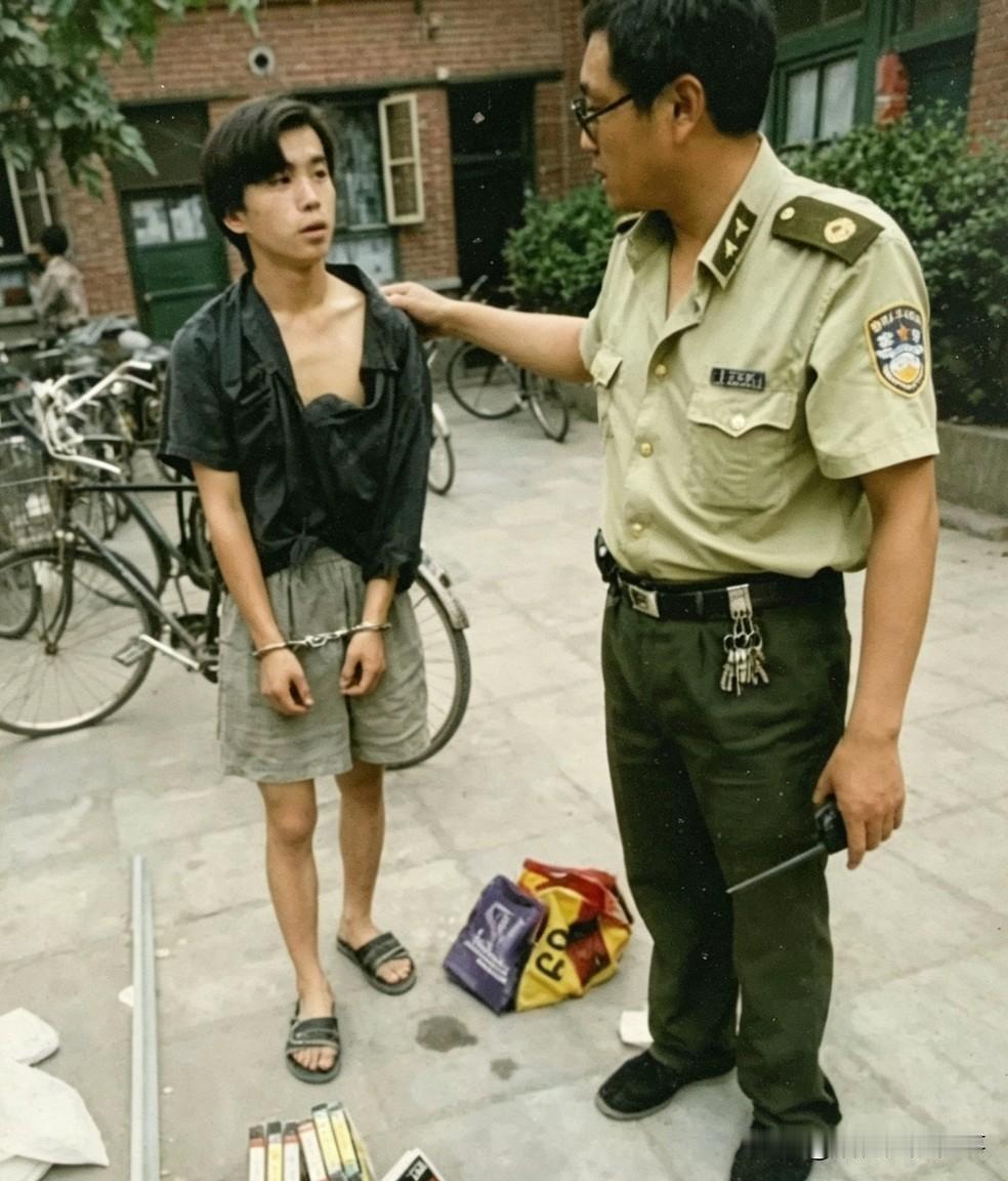 这张照片拍摄于1994年6月5日，北京市公安局西城区某派出所民警在居民区院内抓获
