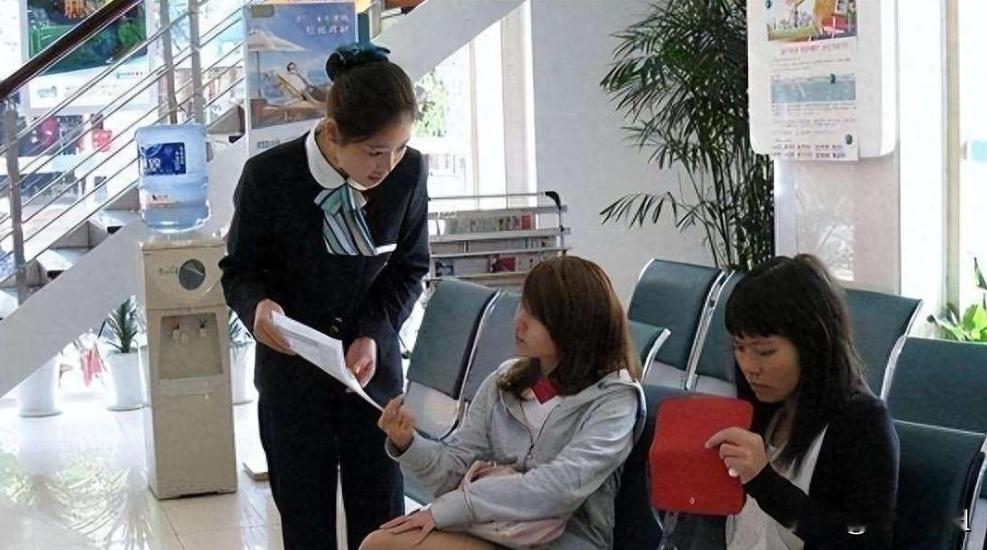 最狠的不是银行降薪到手四五千，也不是发下去的奖金被“反向讨回”。最狠的是，当
