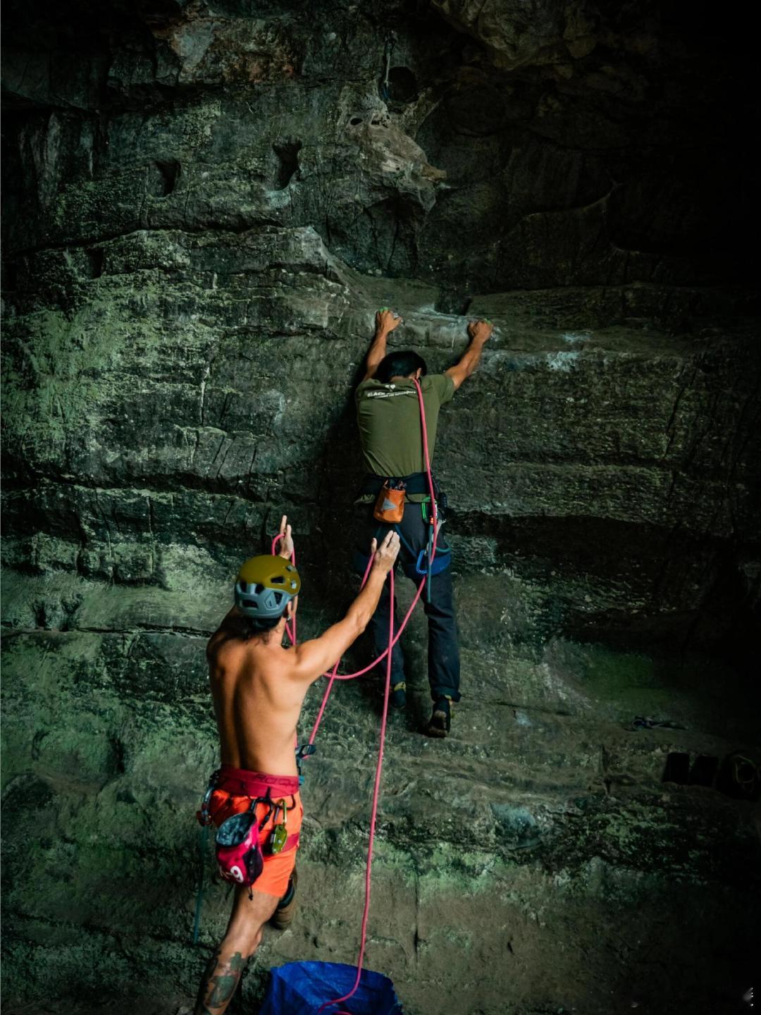广西不止有山水还有岩舞桂林Clubmed度假村里，法国教练在教中国孩子攀岩。阳
