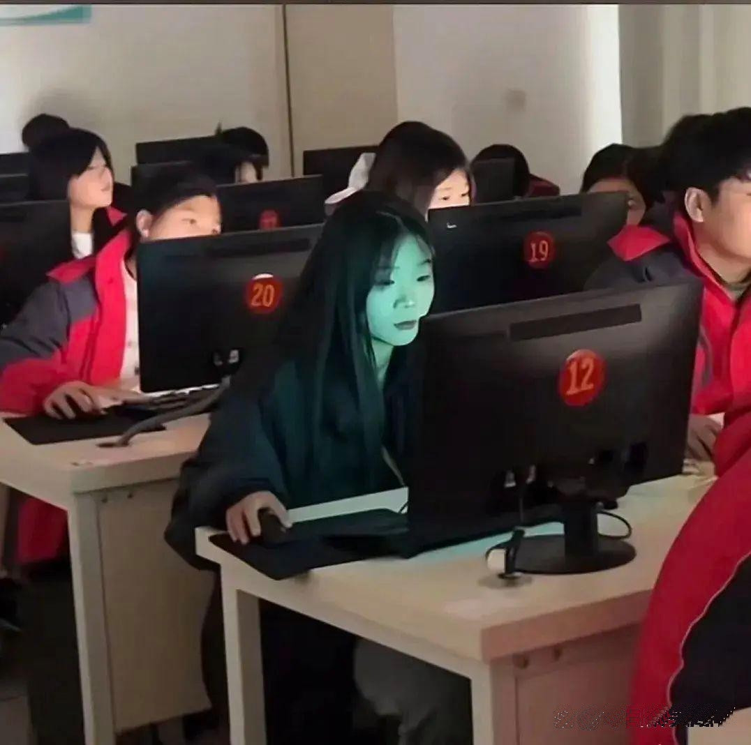 她在看啥？为什么颜色跟别人不一样