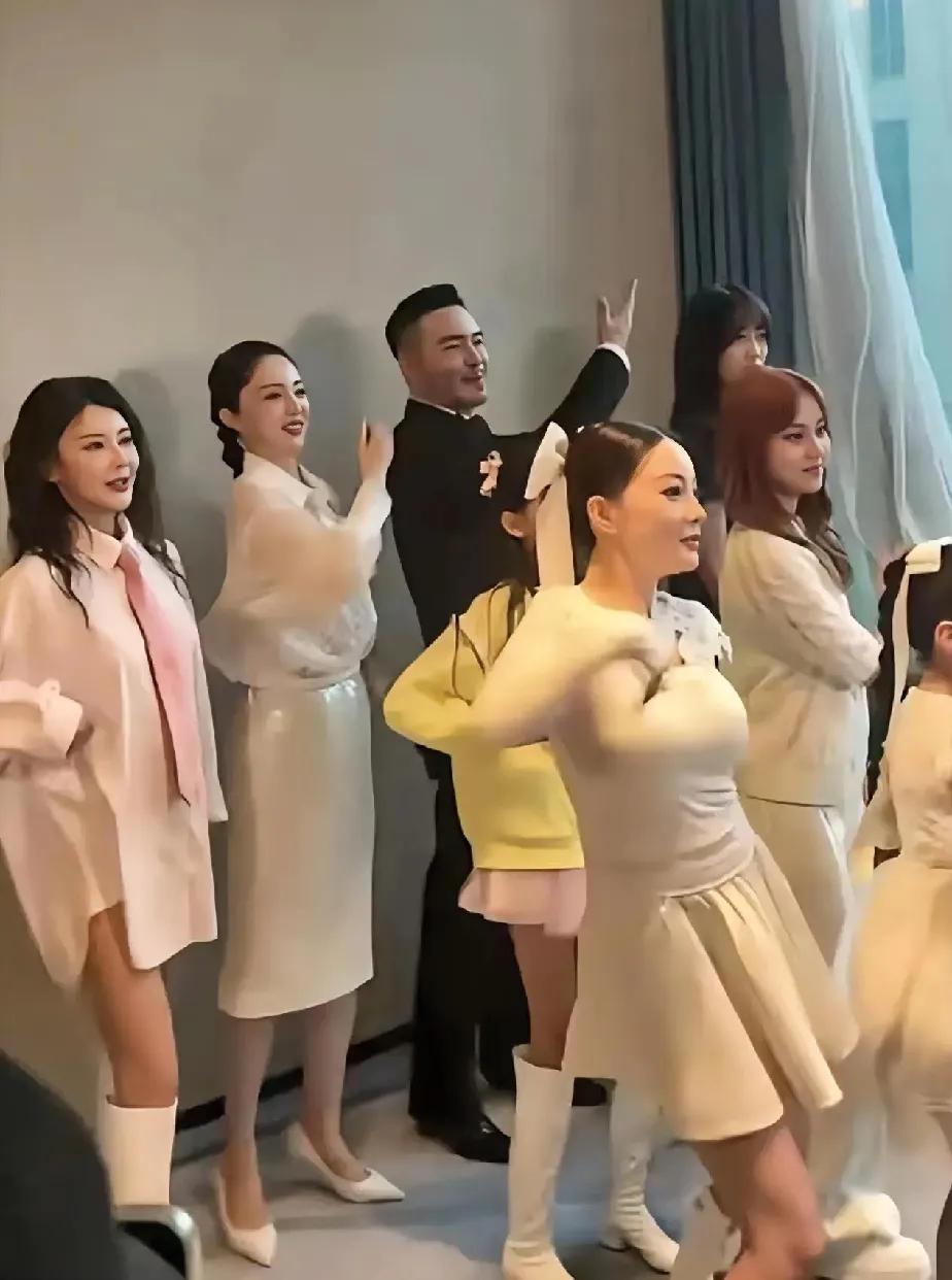 李小璐比董璇还光彩夺目！人跟人就怕同框啊，明星也是一样。