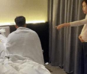 女子怀孕了6个月去捉奸，女子的丈夫每晚都是要加班，女子心生怀疑，哪有总加班的啊，