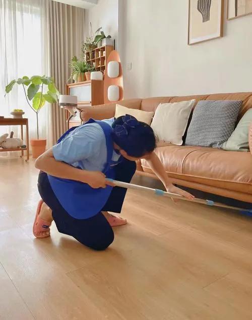 舟山有个2003年出生的小伙叫蒋佳乐，做家政保洁月入能到8000-10000元，