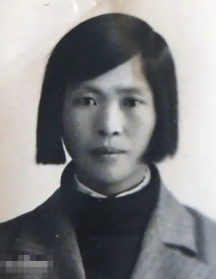 1984年，贺子珍临终前请求安葬于北京，邓小平知道后连下两道命令。贺子珍，19
