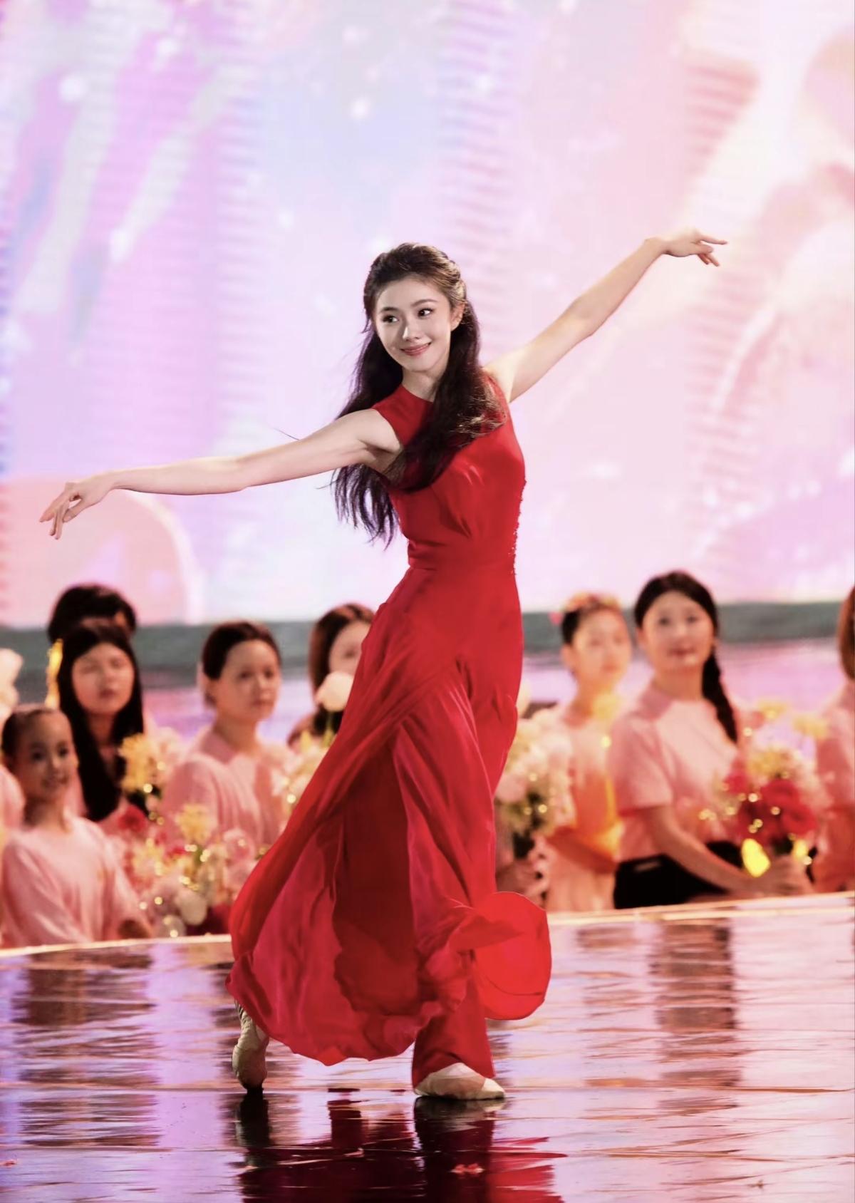  00后谋女郎自带灵气，刘浩存百花奖独舞完美诠释初心[比心]娱乐明星