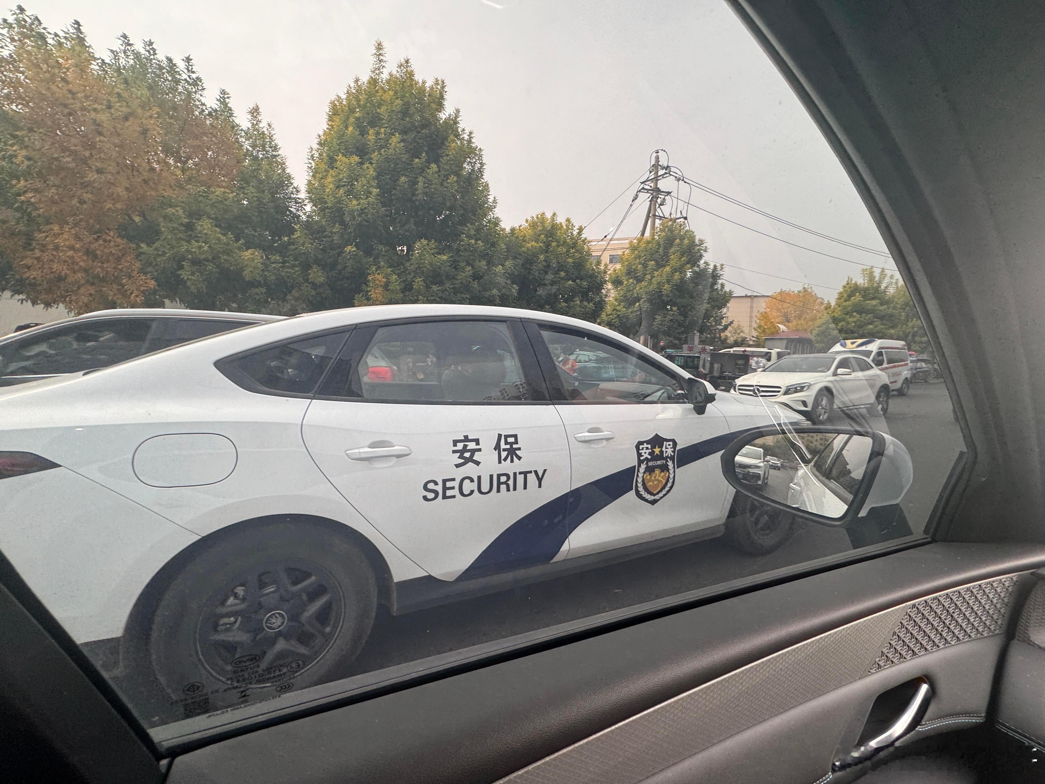 大v聊车给我整懵了……“安保”是个什么部门？这样的车身涂装合适吗？车子上着小客
