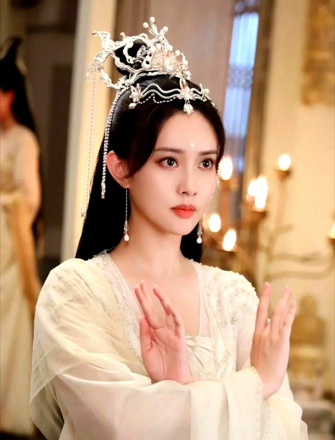 《沉香如屑》里孟子义这段回应，听着就挺实在。网上一传她“艳压”杨紫，她自己也慌