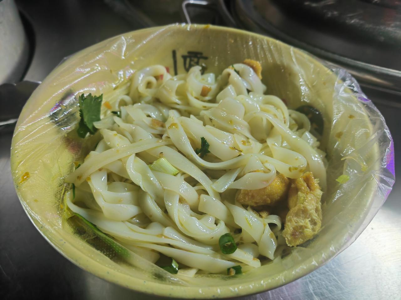 晚餐吃什么？[呲牙笑][呲牙笑]吃点青椒酱拌粉河吧！新鲜河粉牛骨头汤里过一下，热了