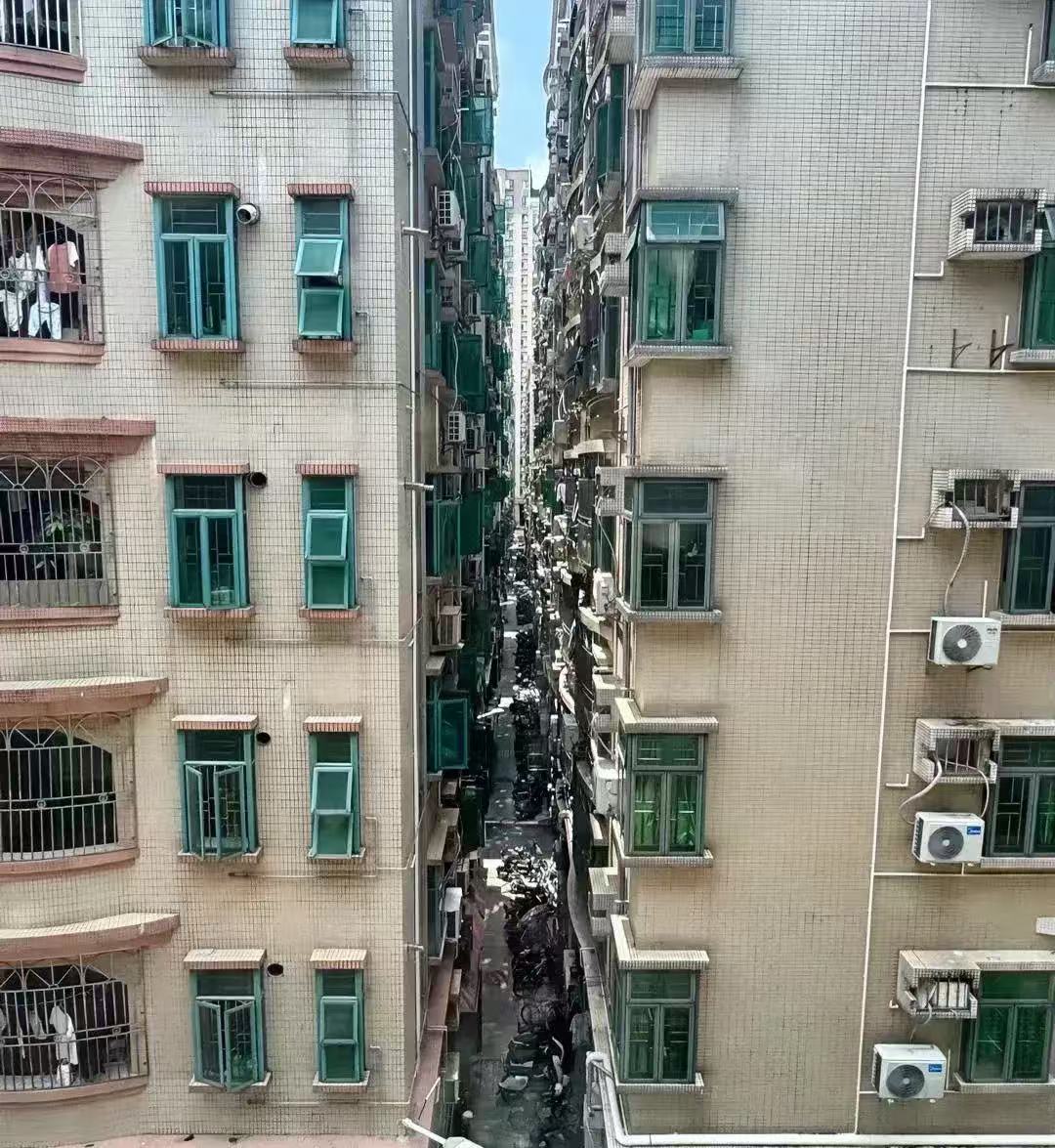住在这里应该很压抑吧....