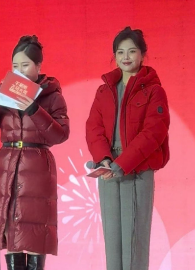 果然颜值高就是不一样，刘涛穿羽绒服都像高定一样！​​​