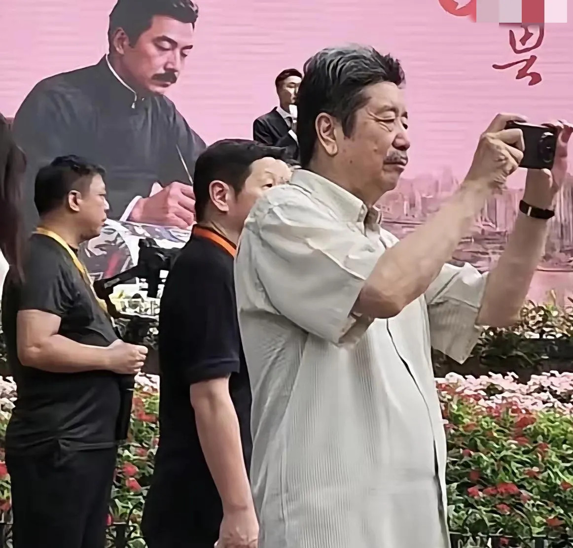 鲁迅的长孙周令飞出席上海鲁迅文学周开幕式时的留影，是鲁迅唯一的儿子周海婴的儿子,
