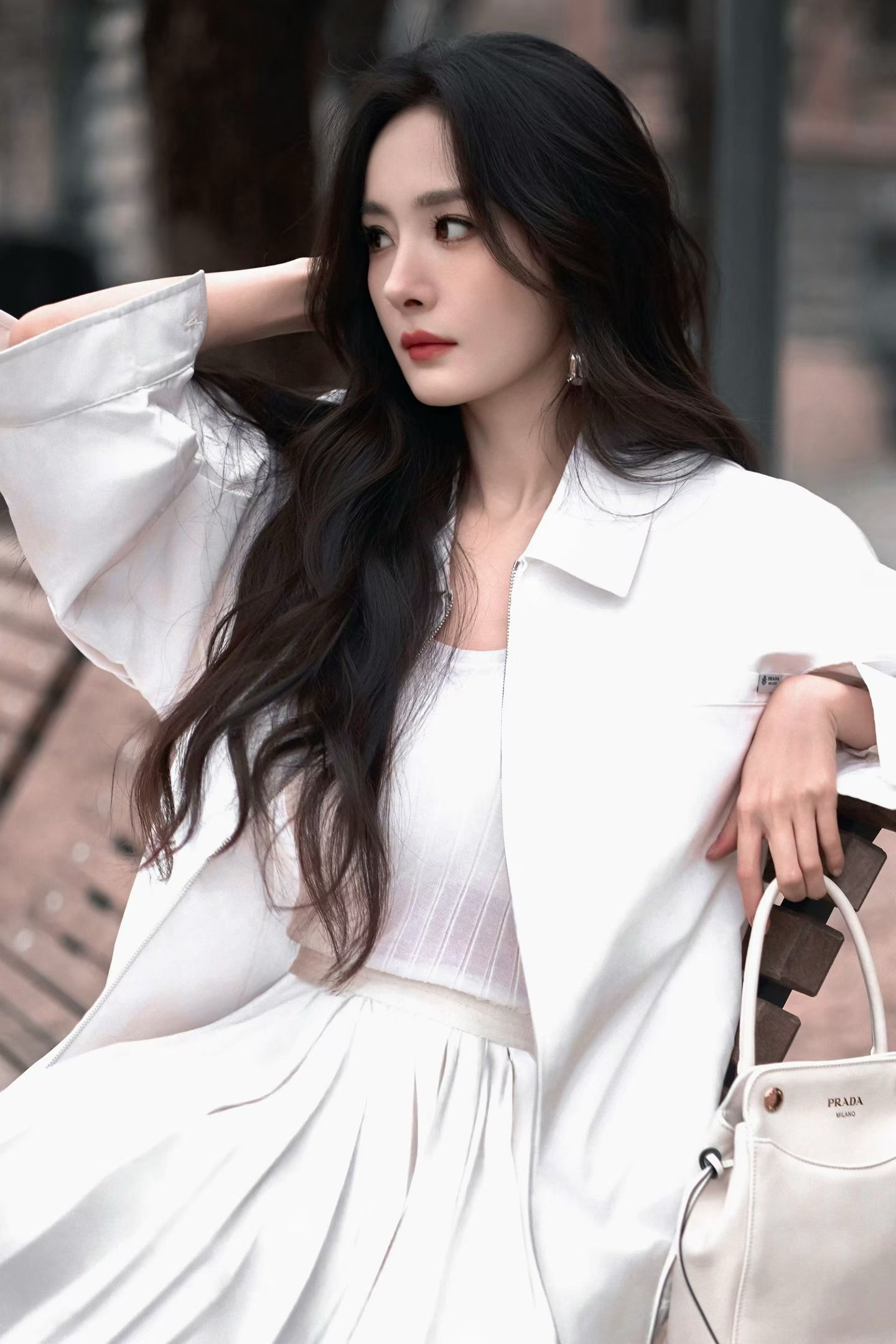 Prada代言人杨幂杨幂这次prada大秀真的很成功，每一套look都好看，首次