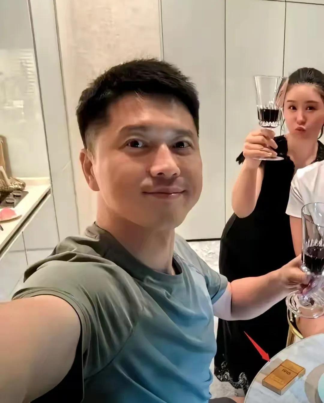 大家看看桌子上那盒是啥？明星跟咱百姓一样吗是不是大众都在用的？