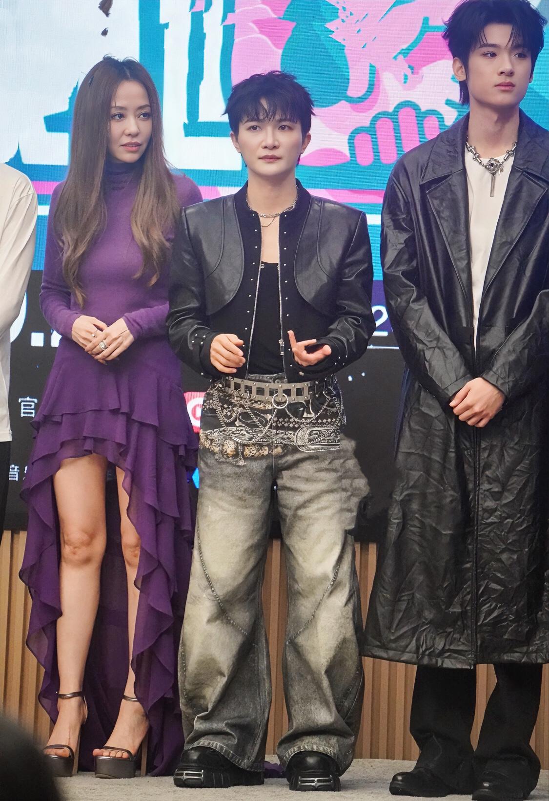 去看过一次他的演唱会，人长得确实漂亮笑起来特别好看，而且感觉皮肤很好，大屏打出来