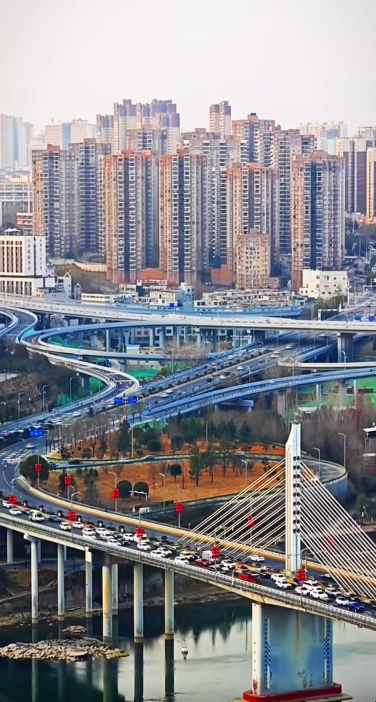 安康七里沟立交桥隐藏的秘密只有本地人才知道，通车后的现实情况是桥下忙得很，桥上闲