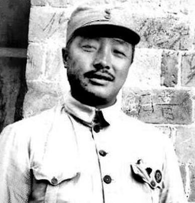 长征期间，国民党的飞机几乎每次都能准确无误地轰炸到红军，贺龙就想出了一个妙计，让