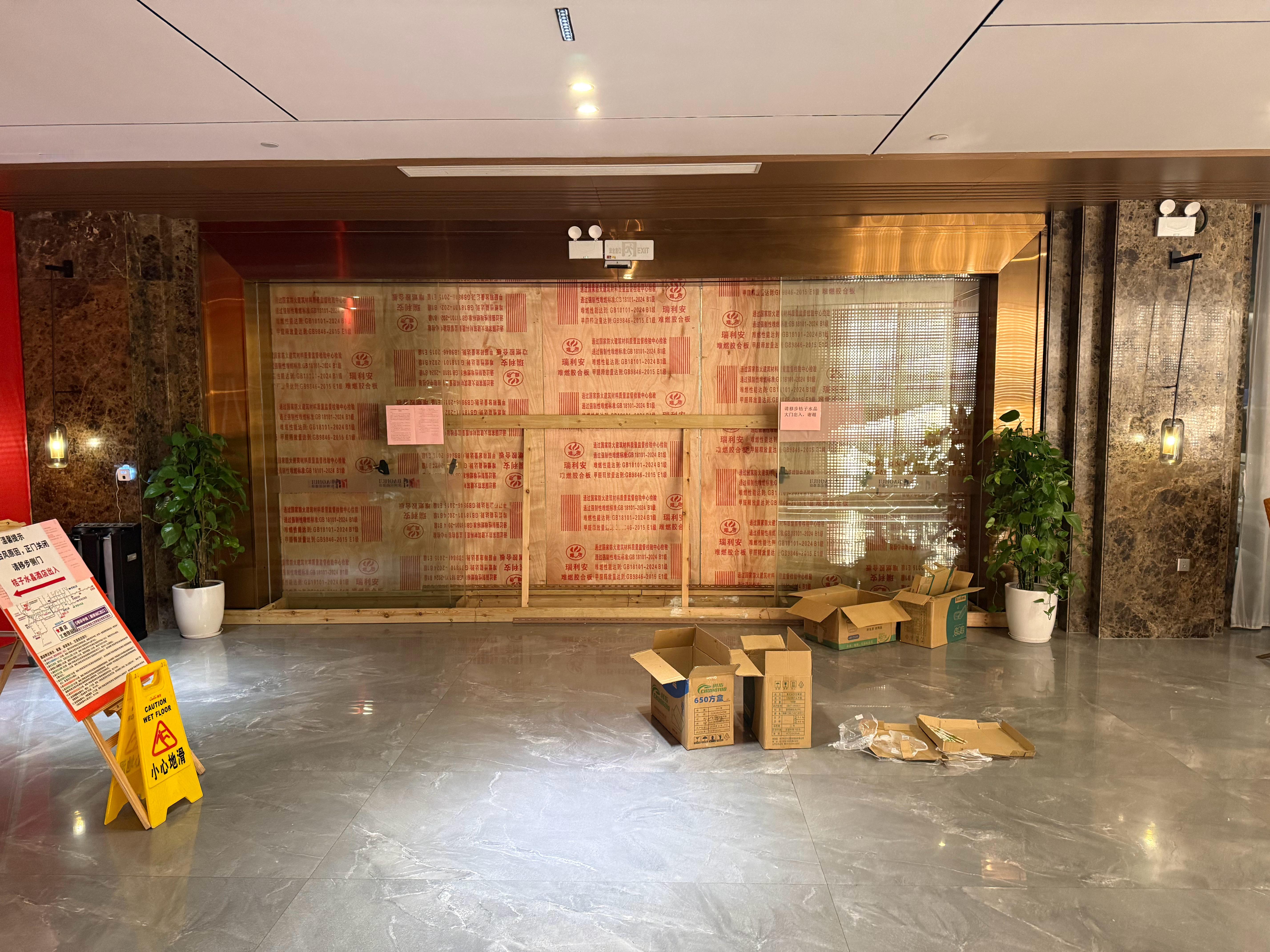 桦加沙深圳这边真的已经做好准备了[跪了]路过的酒店、商场、小区的玻璃门全都贴了