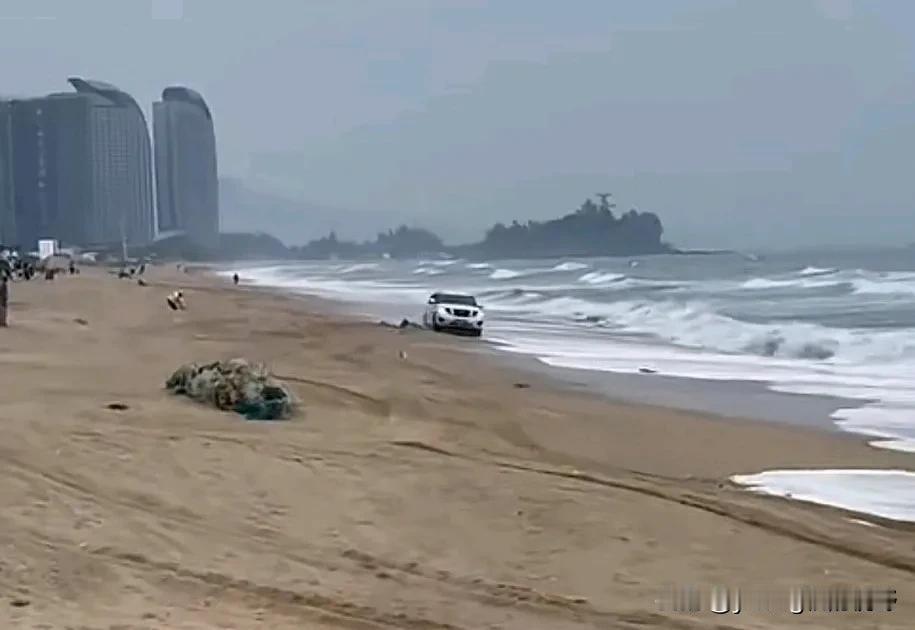 最近有一名车主驾驶着外省拍照的日产途乐在广东双月湾的海滩上行驶。不知道是外省车主