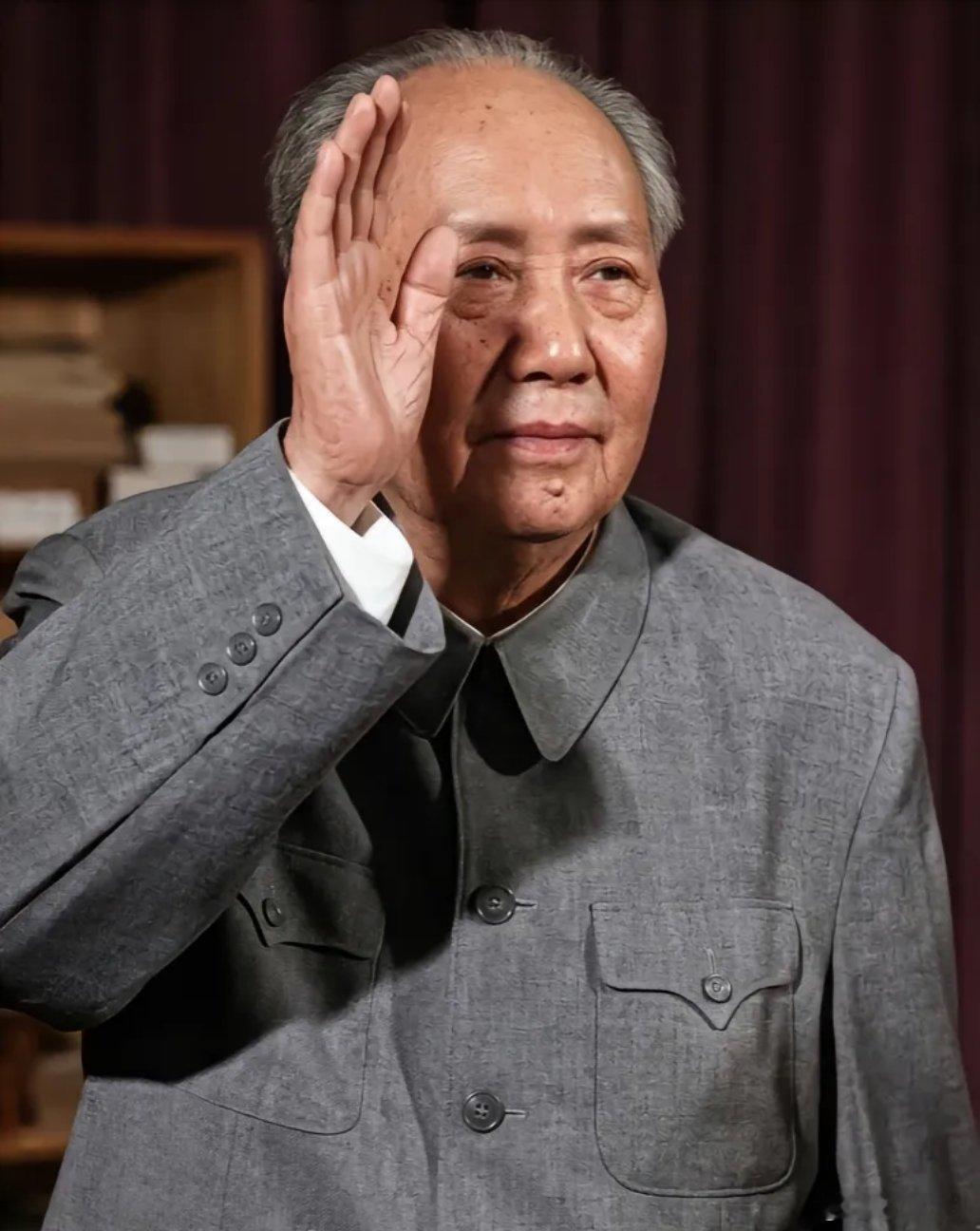 “完全彻底为人民服务”是毛泽东思想的本质。中国共产党对毛主席的态度，决定了中国人