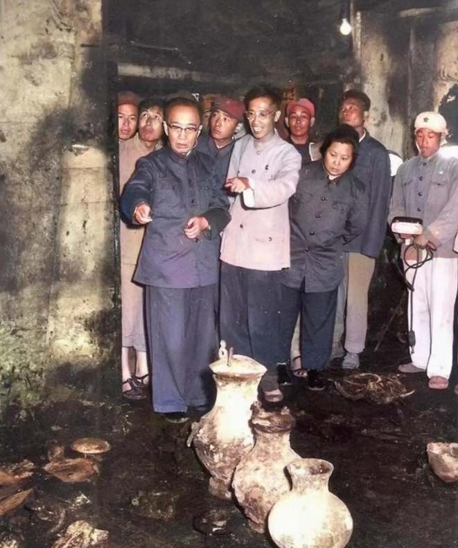 定陵悲剧：万历龙袍变黑，帝王陵发掘的惨痛教训
