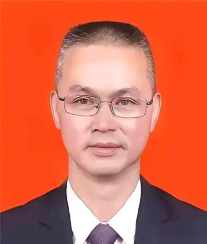 翻开2017年吉林桦甸的这档子旧事，最刺痛眼球的，就是殡仪馆大门外那个中年男人的