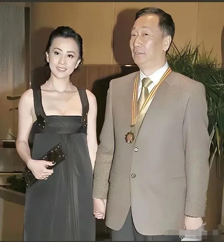刘嘉玲身边这位可是重要人物，他身上带的牌牌是什么意思？这可能是出席什么活动？