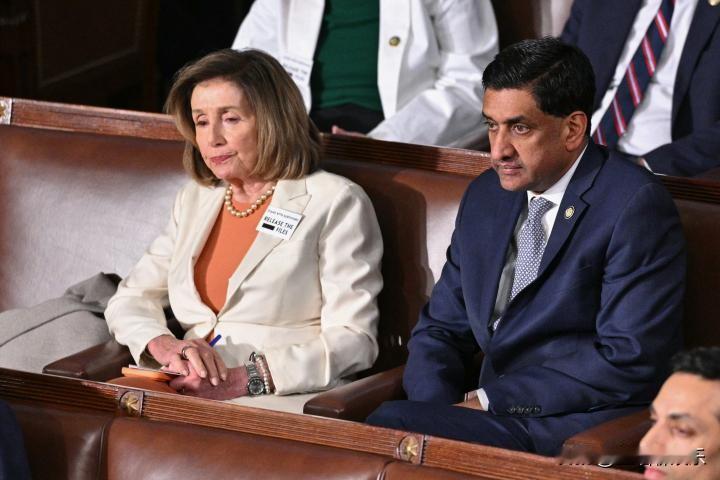 川普在国情咨文演讲中点名前众议院议长佩洛西，后者进行了回应。“我们要确保国会议