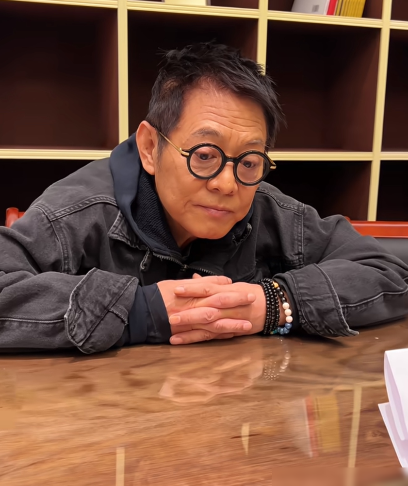 李连杰那张脸一出来，网友全在问，这真是当年打遍好莱坞的功夫皇帝？《镖人：风起大漠》杀青照里，他站吴京
