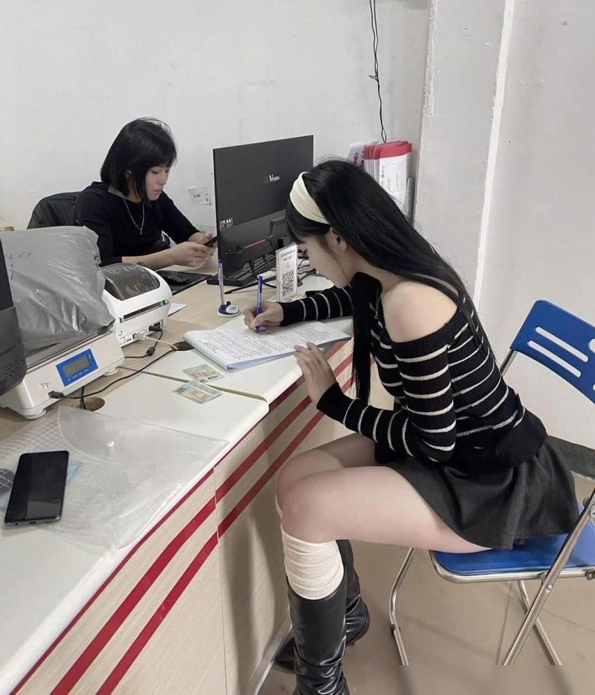 越南工厂一个前台岗，存在了22年，每天正经工作不到2小时，月薪800万越盾。