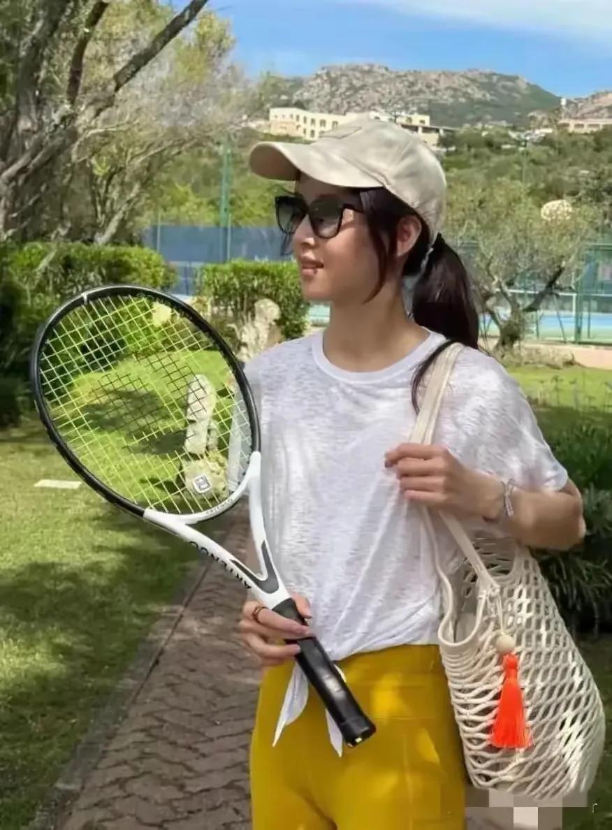 章泽天晒出打网球照，身着紧身裤的她身材窈窕，毫无赘肉。素颜出镜无滤镜加持，颜值依
