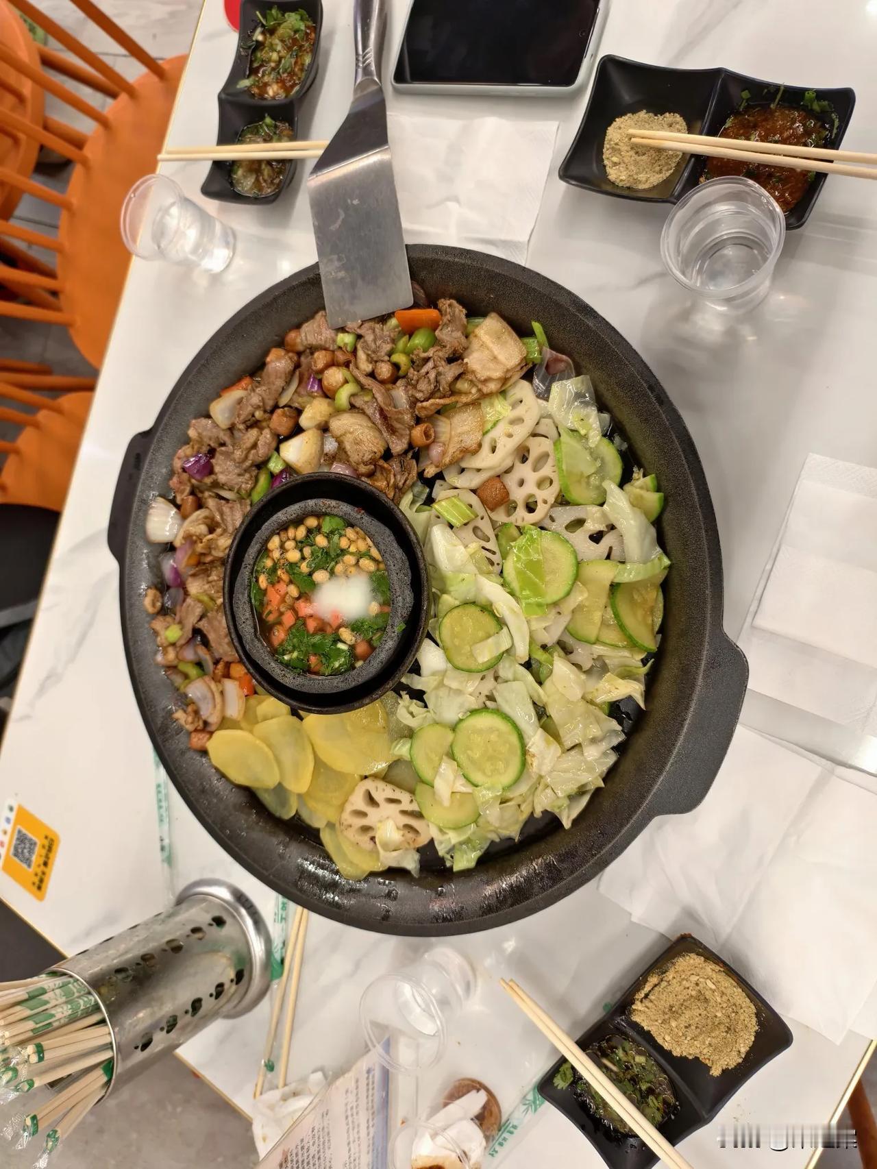 贵阳的朋友将其作为当地的首选美食推荐给我，来贵阳后我当然不能辜负朋友的一番美意，