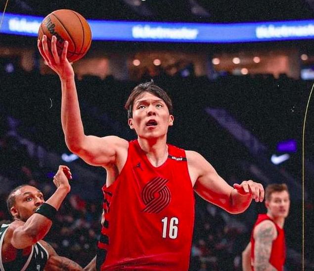 进入NBA新赛季，效力开拓者的杨瀚森，100%只剩两条路可走！第一个，抓住NB