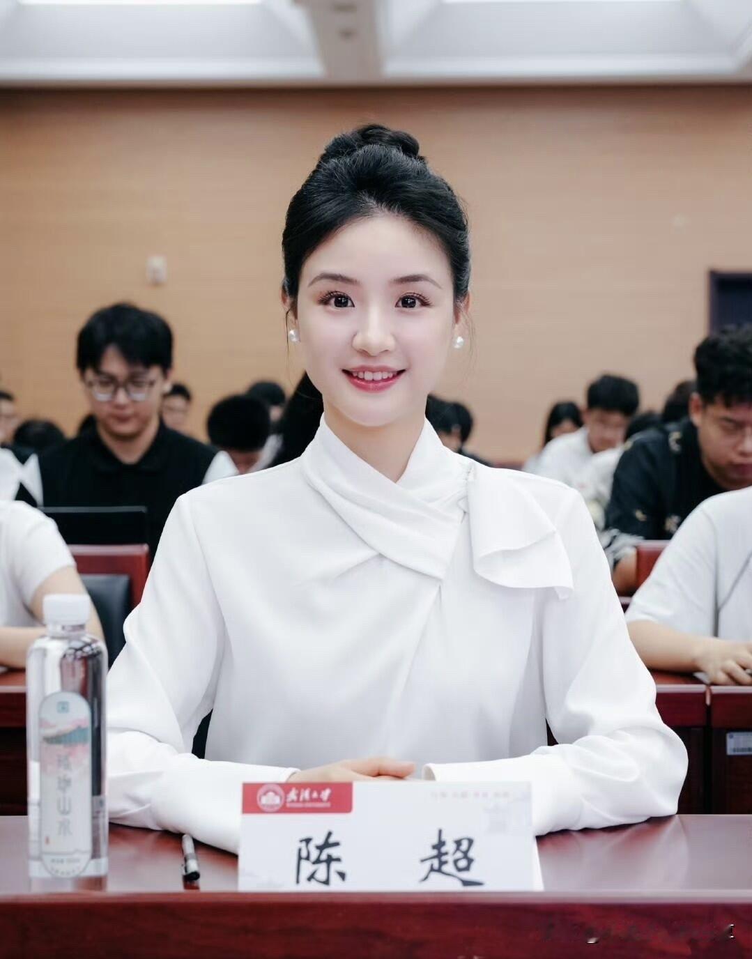 最美湖北卫视主持人陈超，不愧是万里挑一的美女主持人，颜值和气质比央视的张蕾高。每