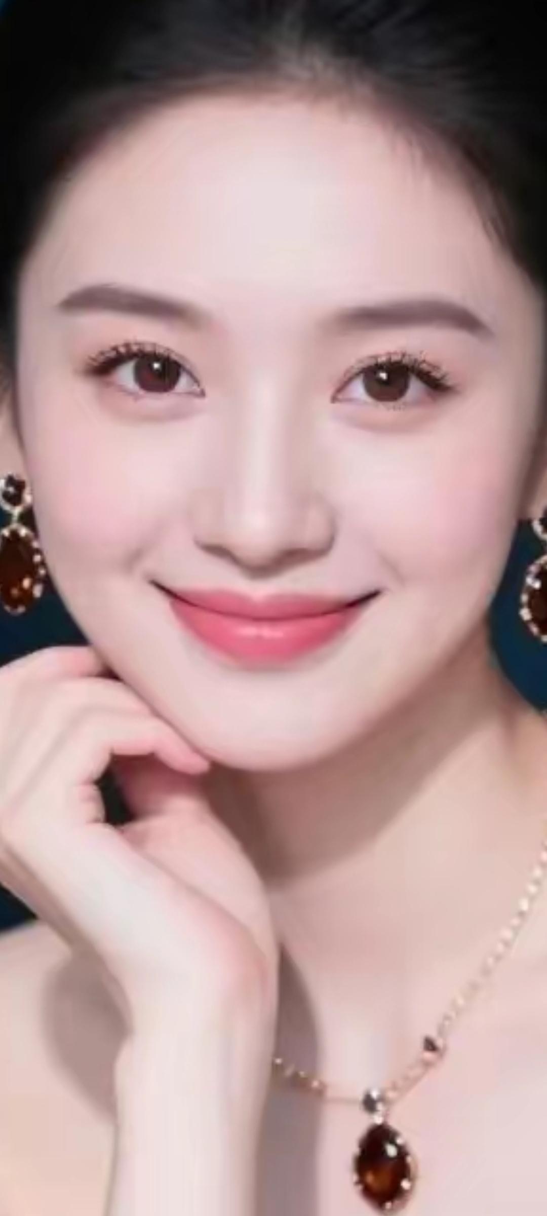 甜美笑容，珠宝闪耀，优雅气质，完美呈现！💎😊
