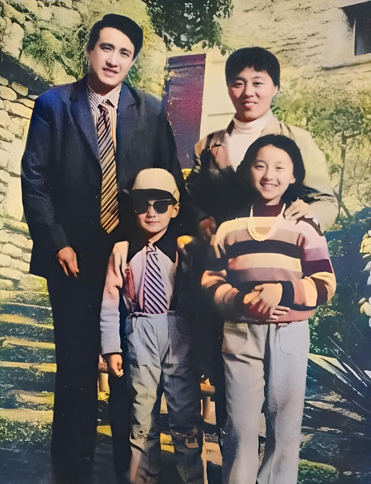 这是五岁的佟大为与父母和姐姐在一起。可见，佟大为母亲的颜值要逊于父亲。姐姐长得更