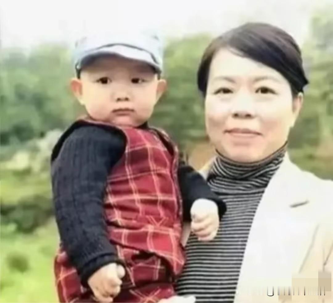 今天老杜直播，老杜在前面说，老郭在后面说，说来说去就是纠结三件事。屏幕里老