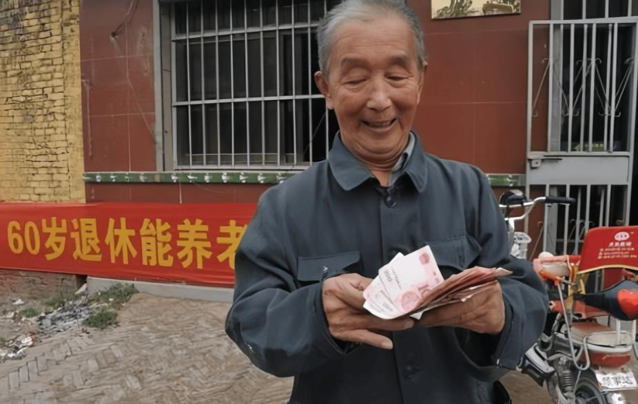 简直毫无诚信！深圳一名男子买了份养老保险，保单上清清楚楚写着：60岁起按月领取