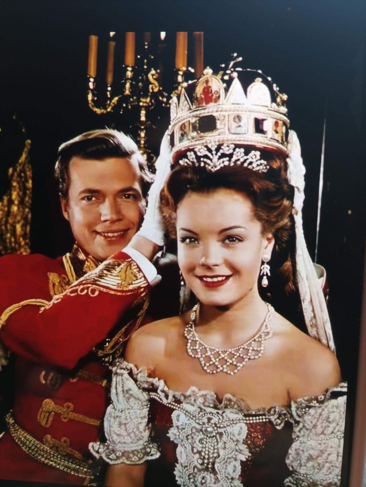 看过电影的都知道茜茜公主与弗兰兹国王站在一起才是真正的郎才女貌，才是夫妻般配，羡