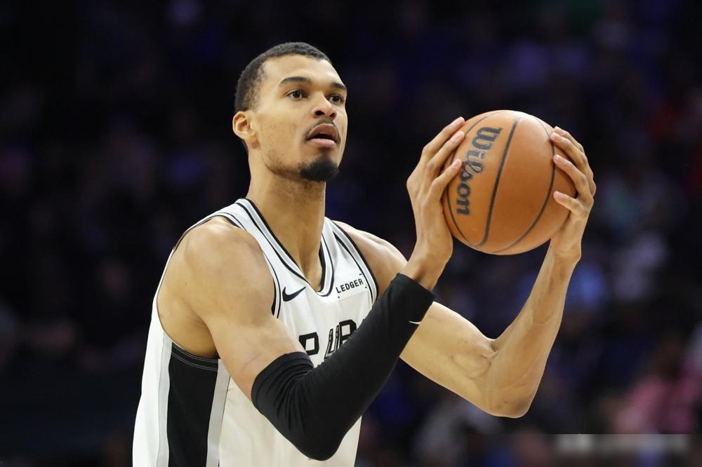 文班亚马拿DPOY、一防、一阵的呼声快炸了。场均24.3分11.1板3帽，数据