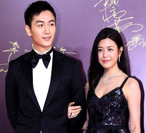 当年陈晓冷落赵丽颖，不少人还私下议论，嫌女方学历不高、在圈里没背景没站稳脚跟后来转身娶了陈妍希，名校