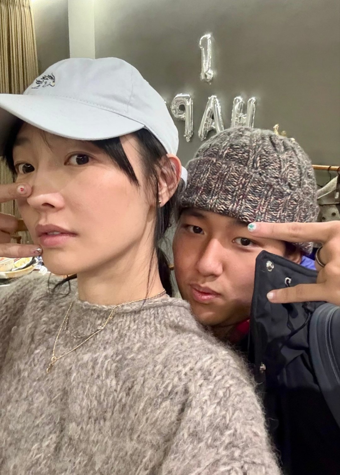 白百何和大儿子，大儿子跟爸爸陈羽凡好像。