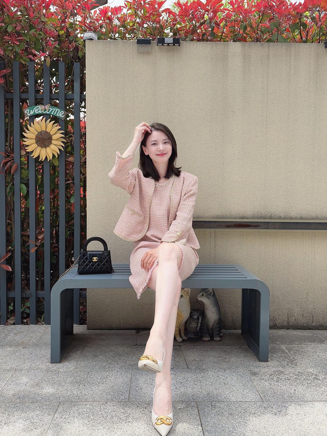 哇，什么样的美女才能称得上迷人呢温柔粉调的小香风套装，把春天的浪漫与优雅都穿在了