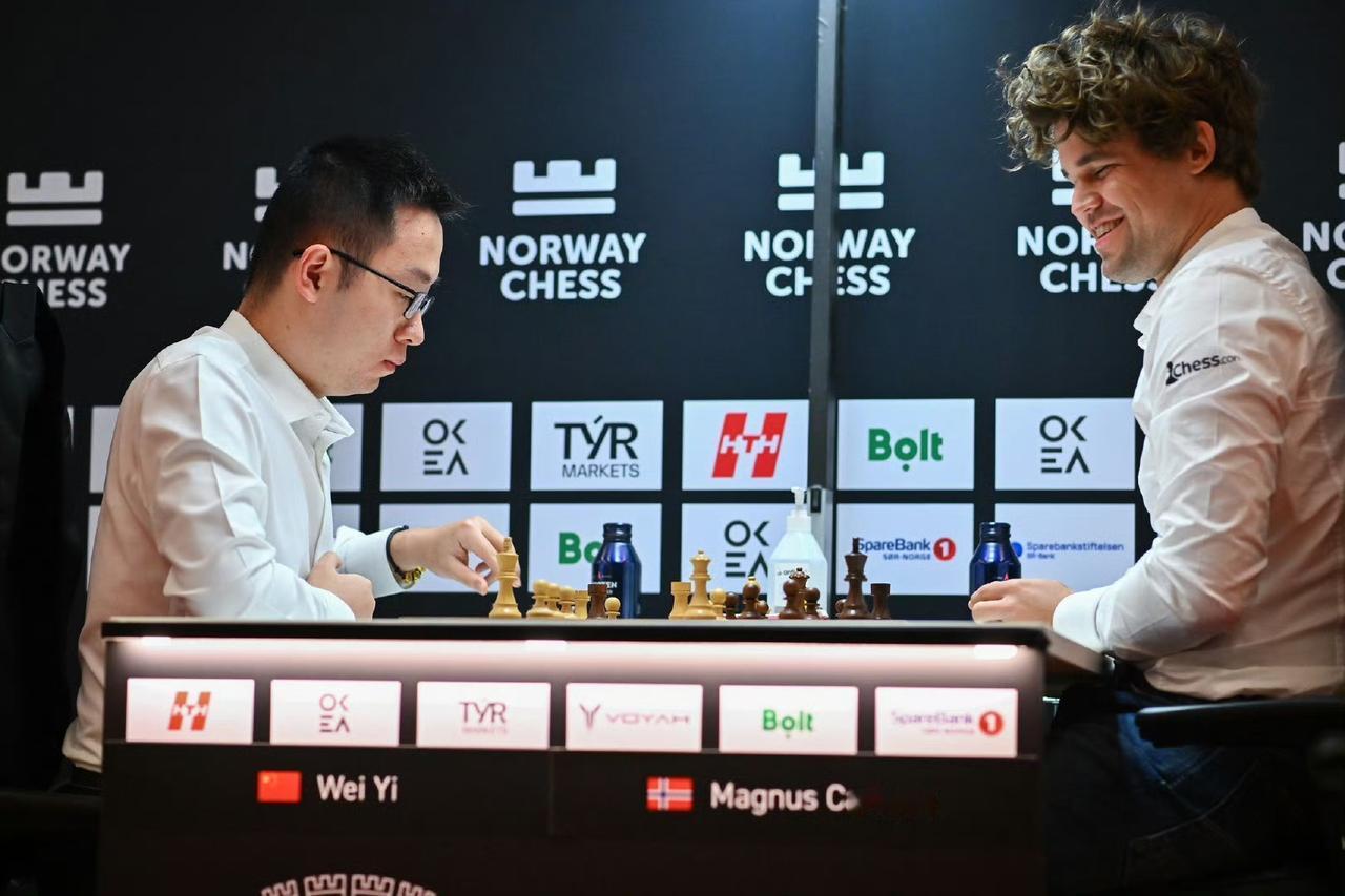韦奕加赛快棋再次战胜卡尔森，先后手双杀卡尔森。卡鲁亚纳虽慢棋负艾里盖西，积分仍名